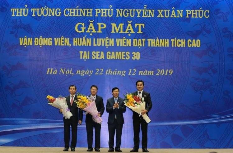 Bộ trưởng Bộ VHTTDL, Nguyễn Ngọc Thiện tặng hoa cám ơn các nhà tài trợ